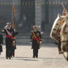 Felipe VI, quien preside por vez primera la Pascua Militar, pasa revista a las tropas que le rindieron honores en la Plaza de la Armería en el Palacio Real.A la izquierda, el jefe del Estado Mayor de la Defensa, almirante Fernando García Sánchez.