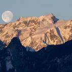 La luna decreciente, vista sobre la montaña Les Cornettes de Bise, situada en la frontera de Alta Savoya y el cantón de Valais en los Alpes Chablais suizos.