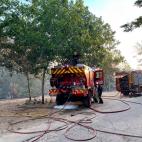 Los bomberos intentan sofocar el incendio de pastos que se ha declarado esta tarde en la localidad madrile&ntilde;a de Batres (Madrid)