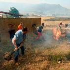 Vecinos de la localidad abulense de Robledillo y de pueblos cercanos colaboran en las labores de extinción del incendio declarado ayer en los municipios abulenses de Navalacruz y Cepeda de la Mora y La Parra.
