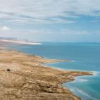 El Mar Muerto es en realidad el mayor lago salado del mundo, algo que asociamos rápidamente a esos grupos de turistas tratando inútilmente de hundirse. El sobreexplotado río Jordan, su única fuente de agua, amenaza con el fin del lago. En l...