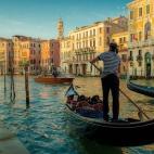 Parece que la legendaria Venecia y sus canales estarán ahí siempre para los turistas e infinitas parejas de enamorados. Pero nada más lejos de la realidad: Venecia se encuentra amenazada por su principal atractivo, el agua. Los edificios ven...