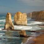 Los famosos Doce Apóstoles, símbolo mítico de la Great Ocean Road australiana, ya no son doce, sino diez. Estas espectaculares formaciones rocosas se están derrumbando poco a poco, como consecuencia de la erosión del viento y del mar.