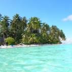 El país entero podría desaparecer en menos de 100 años. Maldivas es, con sus 1.200 islas, el país más bajo del mundo. El 80% de sus islas están a apenas tres metros sobre el nivel del mar y el calentamiento global, con la consecuente subid...