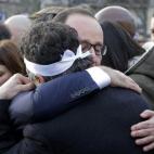 Hollande se abraza a Patrick Pelloux, columnista de Charlie Hebdo