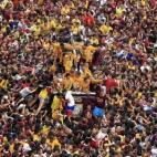 Más de un millón de devotos descalzos se agolpan en torno a la carroza del Nazareno Negro que es sacado en procesión en Manila (Filipinas).