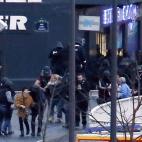 La policía francesa evacua a los retenidos por un presunto terrorista este viernes en una tienda judía en Vincennes (Francia), donde han muerto al menos cuatro personas además del secuestrador.