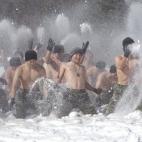 Soldados de operaciones especiales surcoreanos se cubren a sí mismos con nieve durante un ejercicio de entrenamiento militar en Pyeongchang-gun, al sur de Corea.