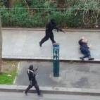 Captura del momento en el que un policía herido en el suelo levantaba los brazos ante los dos atacantes de la revista satírica 'Charlie Hebdo'. Acto seguido, uno de los atacantes le ha disparado.
