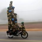 Agentes de las fuerzas de seguridad de la India ensayan sobre una motocicleta para el Día de la República en India. El país celebra este día el 26 de enero.