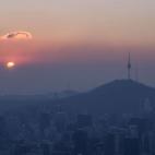 Sale el sol en Seúl (Corea del Sur).