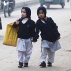 Dos niñas se dirigen a su escuela en Peshawar (Paquistán). Tras la masacre de 134 estudiantes el pasado 16 de diciembre, su colegio acaba de reabrir sus puertas.