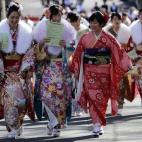 Varias japonesas con kimonos celebran su mayoría de edad en un parque temático. A esta ceremonia son convocados los jóvenes que cumplen los 20 años entre el 2 de abril del año anterior y el 1 de abril del año presente. Según el comunicado...