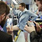 Luke Walker, de Seattle (EEUU), posa en el 'Día sin pantalones en el metro'.