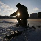 Un pescador en el río Yenisei helado, en la ciudad siberiana de Krasnoyarsk.