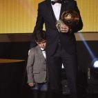 Cristiano Ronaldo, tras recibir el premio, y su hijo