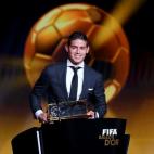 El jugador colombiano James Rodriguez, con su premio al mejor gol del año