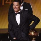 Ronaldo, tras recoger el premio de manos del exjugador francés Thierry Henry (detrás)