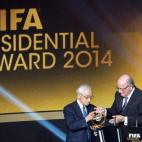 El veterano periodista japonés Hiroshi Kagawa, de 90 años, recibe el Premio Presidente de la FIFA de manos de Joseph Blatter