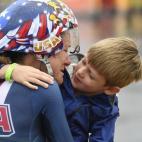 Kristin Armstrong abraça seu filho, Lucas Armstrong Savola, 5, depois de vencer a medalha de ouro a prova do contra-relógio, 10 de agosto de 2016.
