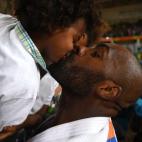 O campeão olímpico Terry Riner beija seu filho Eden depois de vencer a medalha de ouro na categoria acima de 100 kg, 12 de agosto de 2016.