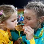 Nicole Beck e sua filha, Sophie, beijam a medalha de ouro da competição do rúgbi feminino, 8 de agosto de 2016.