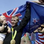 Mahe Drysdale, da Nova Zelândia, carrega sua filha, Bronte, depois de vencer o ouro no remo individual, 13 de agosto de 2016.