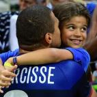 O defensor francês Daniel Narcisse beija sua filha, Aimy, depois da vitória contra a equipe do Catar, 9 de agosto de 2016.