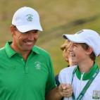 O irlandês Padraig Harrington com seu filho, Patrick, antes do começo da competição de golfe, 11 de agosto de 2016.