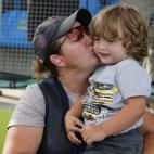 Kimberly Rhode beija seu filho depois de conquistar a medalha de bronze na Olimpíada do Rio, 12 de agosto de 2016.
