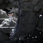 Un palestino mira las ruinas de una vivienda, afectada por los bombardeos de Israel.