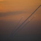 Varios cohetes lanzados desde la Franja de Gaza se desplazan rumbo a Israel, el domingo 5 de mayo de 2019.