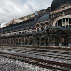 La Estación Internacional de Ferrocarril de Canfranc, en Huesca, es un edificio de diversas influencias arquitectónicas que se construyó como paso fronterizo para comunicar España con Francia. La estación fue inaugurada en 1928 y hoy está ...