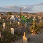 Cementerio en la regi&oacute;n de Anatolia, por el que deben pasar los refugiados, con tumbas de migrantes que murieron tras cruzar desde Ir&aacute;n.