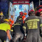 Los bomberos llevan a la persona rescatada ante los servicios médicos de emergencia