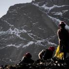 Las pallaqueras, mujeres mineras, buscan oro en las minas de La Rinconada (Perú).
