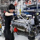 Esta ingeniera construye una máquina bi-turbo M157 5.5L V8 en la fábrica de Mercedes en Affalterbach (Alemania). 