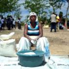 Esta mujer distribuye sal en Baie des Moustiques, Port de Paix (Haití).