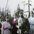 El zar Nicol&aacute;s II con sus hijas Mar&iacute;a, Anastasia, Olga y Tatiana Romanov.