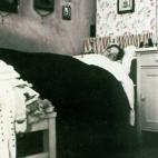 Olga Romanov en su cama