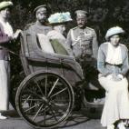 El zar (segundo por la izquierda) y su familia.