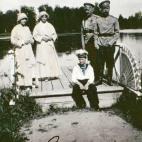 Olga, Tatiana, Alexei, un hombre y el zar Nicholas II en Rospha, Rusia.