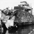 Uno de los barcos de la flota, el 'Sánchez Barcaiztegui', alcanzado por un bombardeo en el puerto de Cartagena.