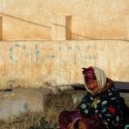 Una mujer descansa junto a la estación de ferrocarril de esta ciudad tunecina.