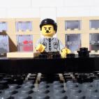 Denno construyó escenarios de LEGO para varios eventos clave a desde febrero de 1933 hasta abril de 1945. Incluso construyó las versiones de LEGO de Adolf Hitler y Josef Stalin. El bigote de Hitler lo dibujó a mano, mientras que Stalin era ...
