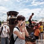 Visita el basurero dentro de una ruta turística. En la imagen, una turista japonesa se tapa la boca y la nariz ante el fuerte olor que desprenden los gases del basurero de Siem Reap (Camboya). 