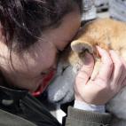 Una joven de 17 años se abraza a su perro después del accidente nuclear de Fukushima 

