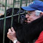 Un chimpancé de 26 años llamado Pipo se abraza a su veterinario en el zoo de Managua. (Photo credit ELMER MARTINEZ/AFP/Getty Images)