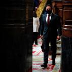 El l&iacute;der de Vox, Santiago Abascal, camina solo en el Congreso.
