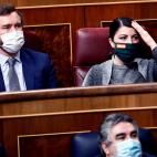 El portavoz parlamentario de Vox, Iv&aacute;n de Espinosa de los Monteros y la diputada Macarena Olona, que se echa las manos a la cabeza.